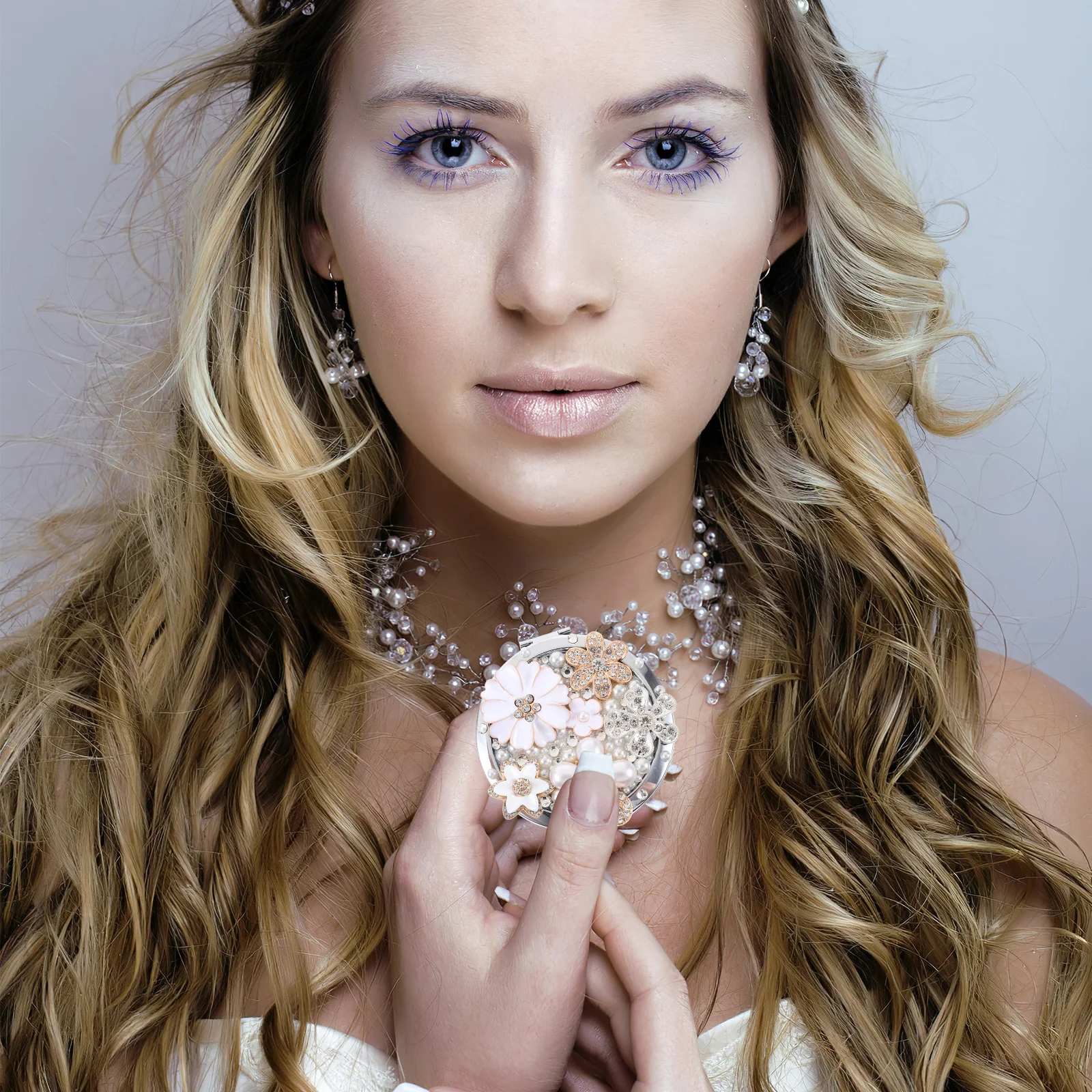 1 個ミニ化粧鏡デイジーフラワーデザイン両面ポータブル HD ガラスコンパクトミラー化粧修理用拡大鏡