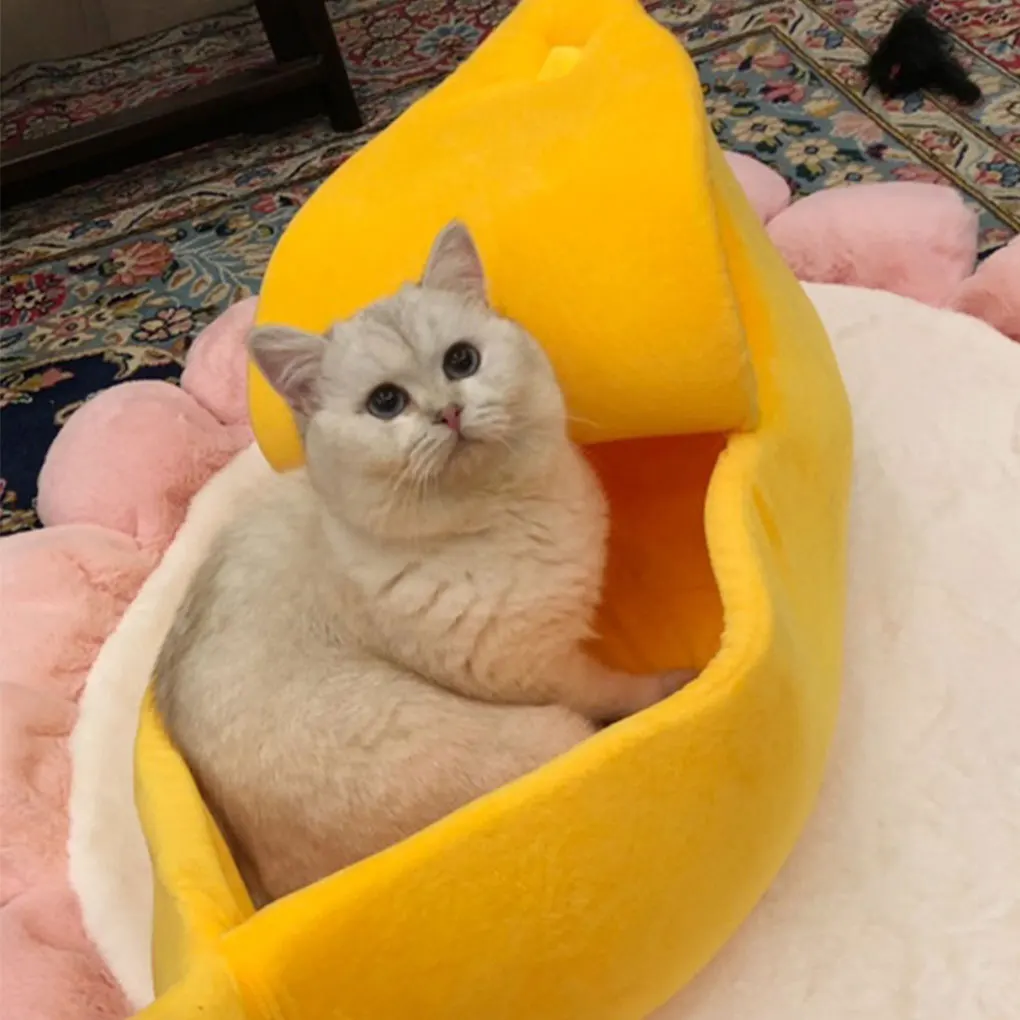 

Лежанки для кошек из прочной ткани, обеспечивающие комфорт, и стильные подарки: теплый домик для кошек в форме банановой корки.