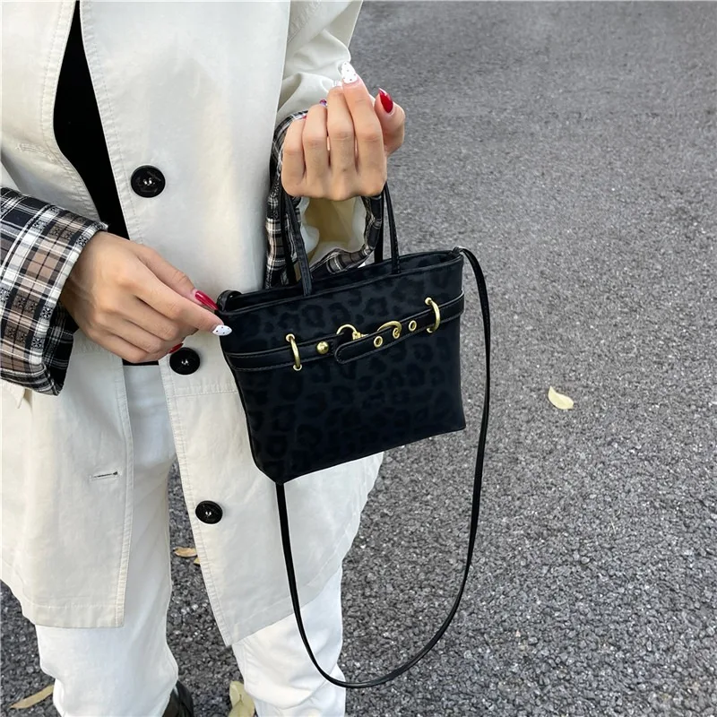 

Сумки через плечо из искусственной замши с леопардовой пряжкой, большая вместительная дорожная сумка на плечо для женщин, лидер продаж 2026, универсальные изысканные сумки