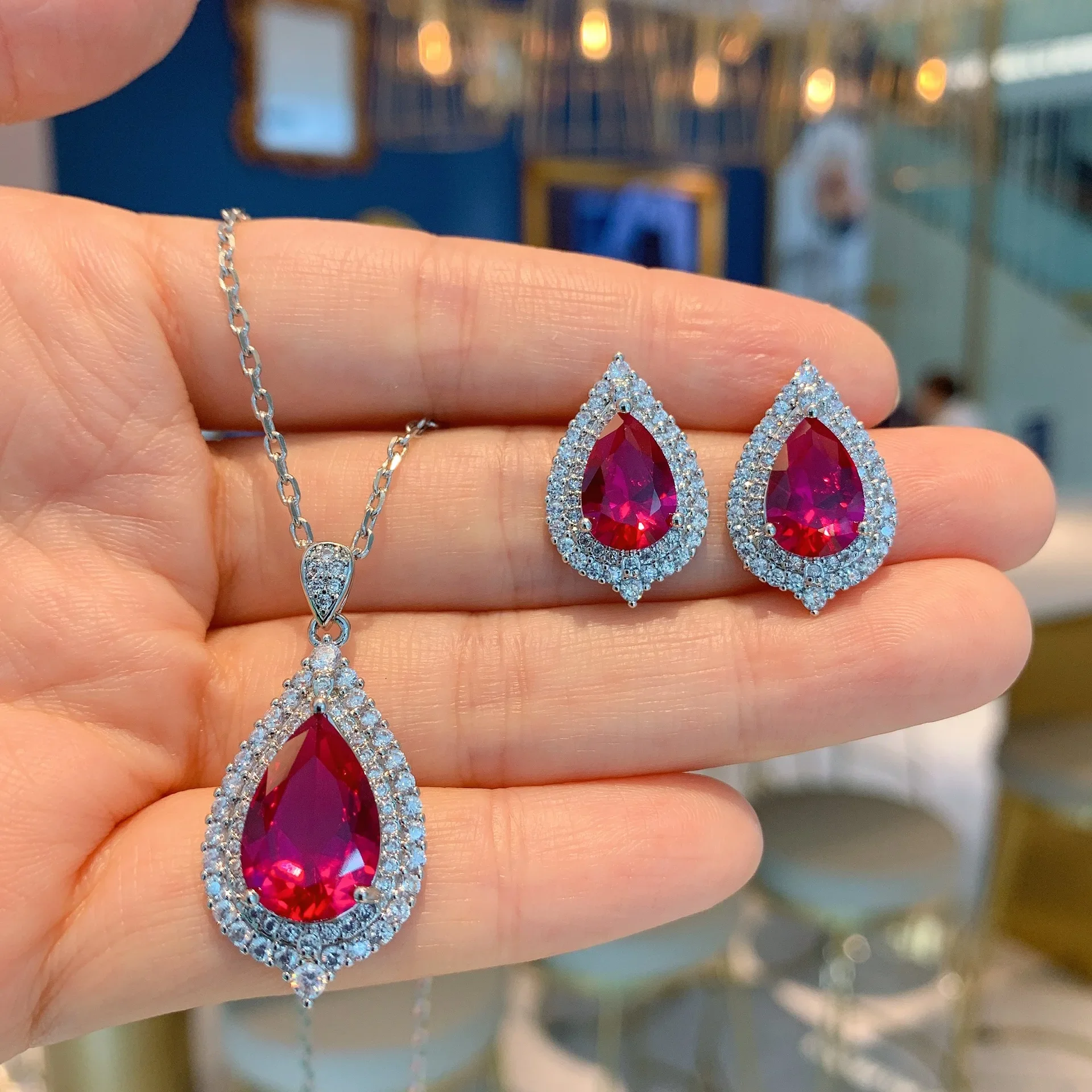 

Fashion Pigeon Egg Ruby Stone High Carbon Diamond Water Droplets Necklace Earrings Set Jewelry for Women Luxury Designer Gift