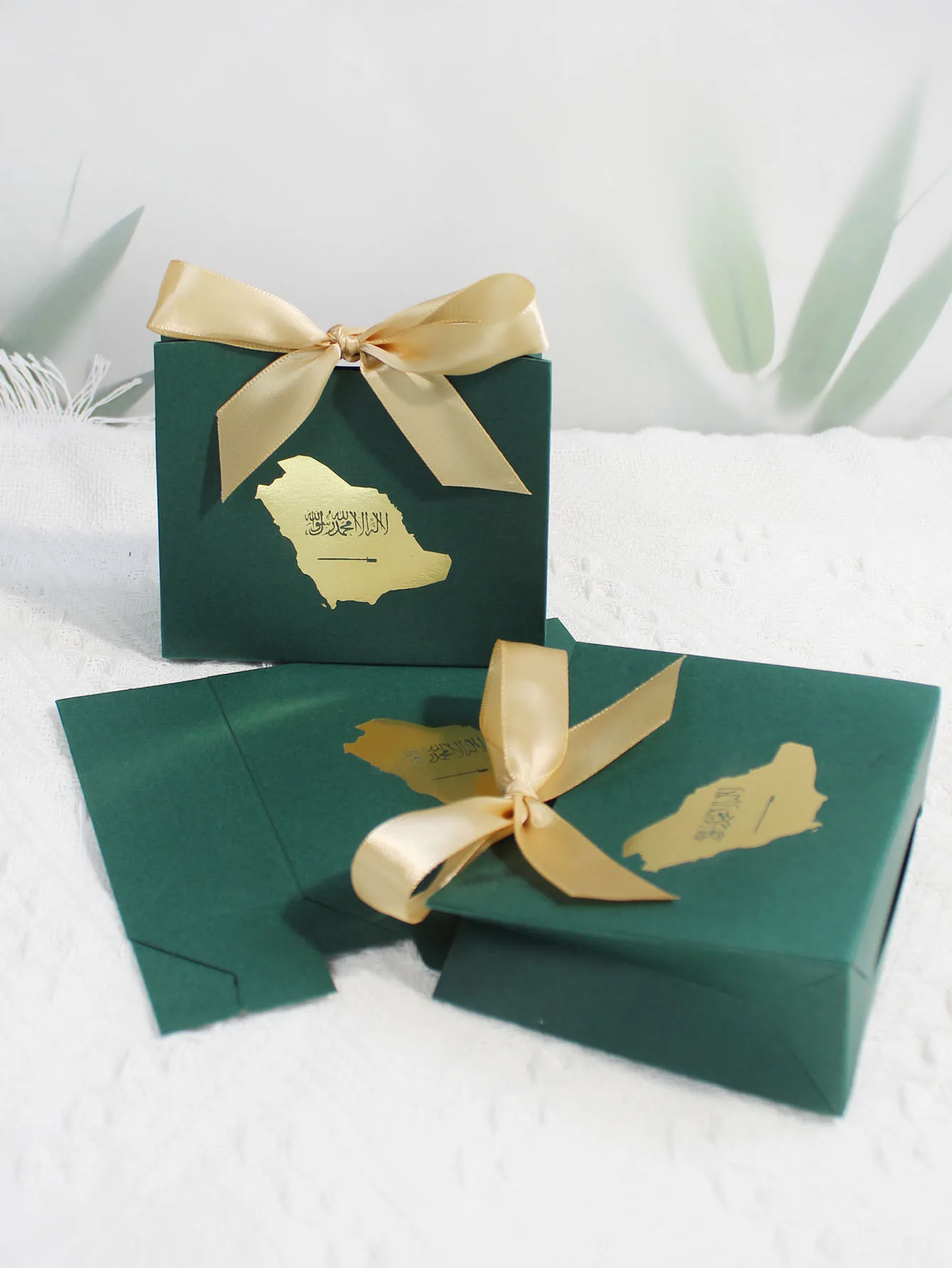 Elegant Saudi National Day Gift Box with White Ribbon and Green Map Design - Ideal for Special Occasions and Corporate Gifts