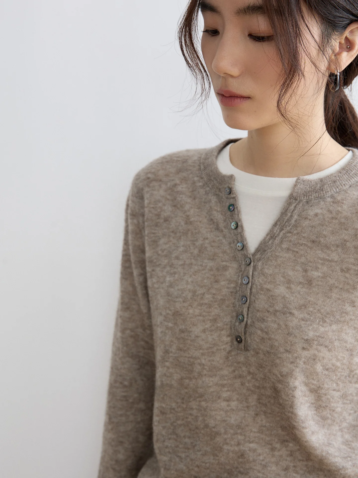 

Высококачественный вязаный свитер с V-образным вырезом и множеством пуговиц, из смесовой шерсти, женский, с длинными рукавами, зимний, модный