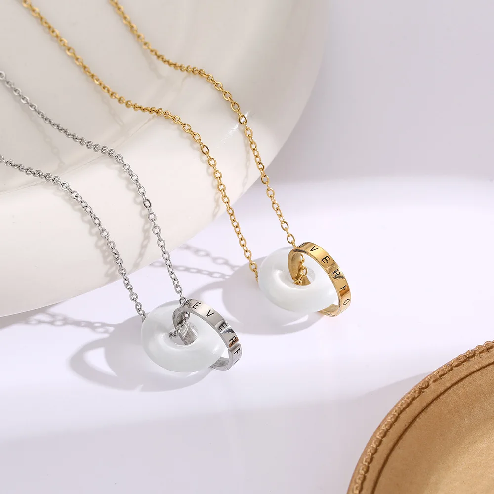 colar-feminino-de-aco-titanio-com-pingente-de-fivela-de-seguranca-entrelacada-de-jade-branco-estilo-europeu-americano