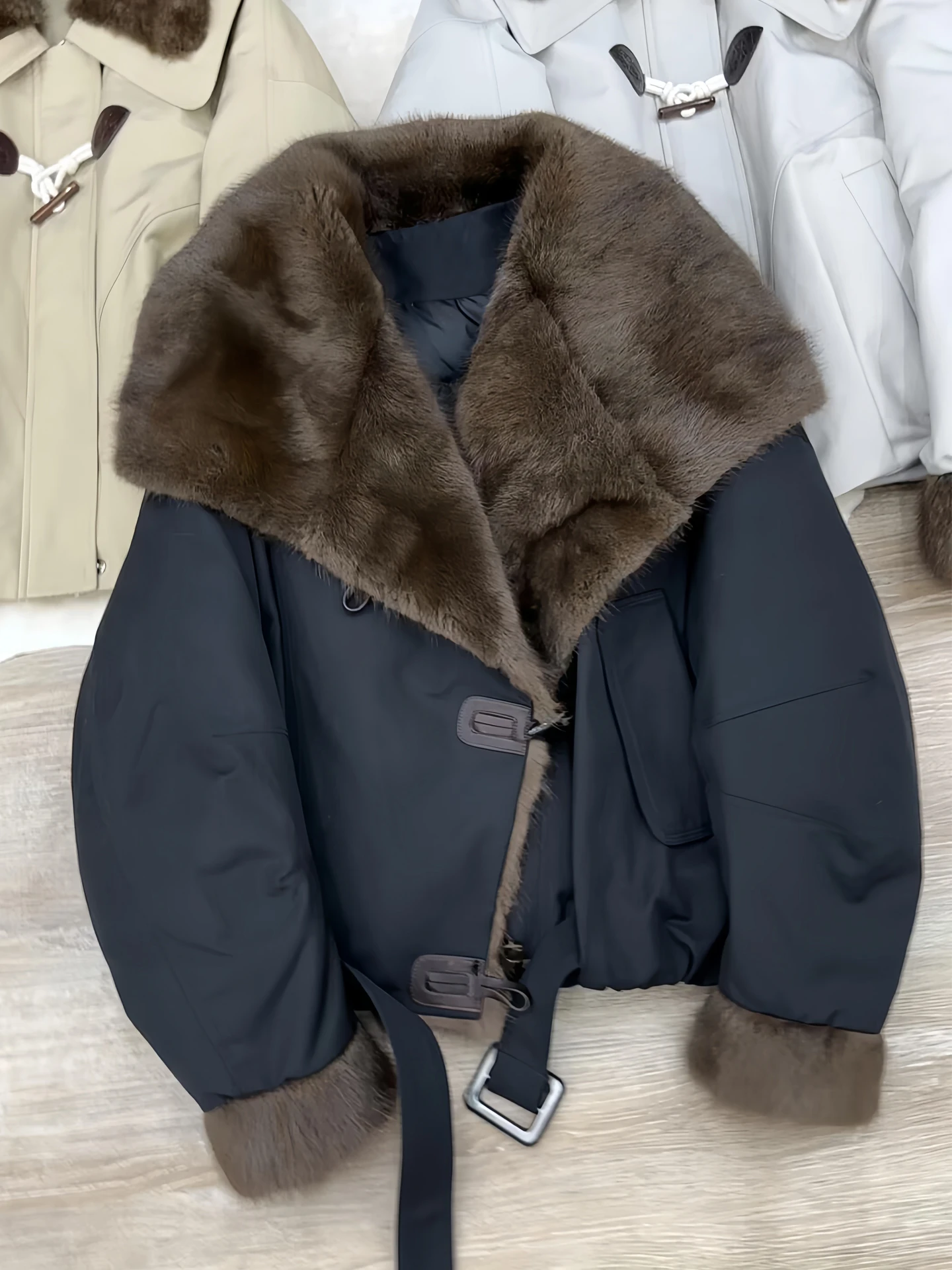 أزياء المرأة الخريف الشتاء أسفل معطف يندبروف الدافئة سترة منفوخة الإناث للماء رشاقته ريشة وهمية الثعلب الفراء طوق