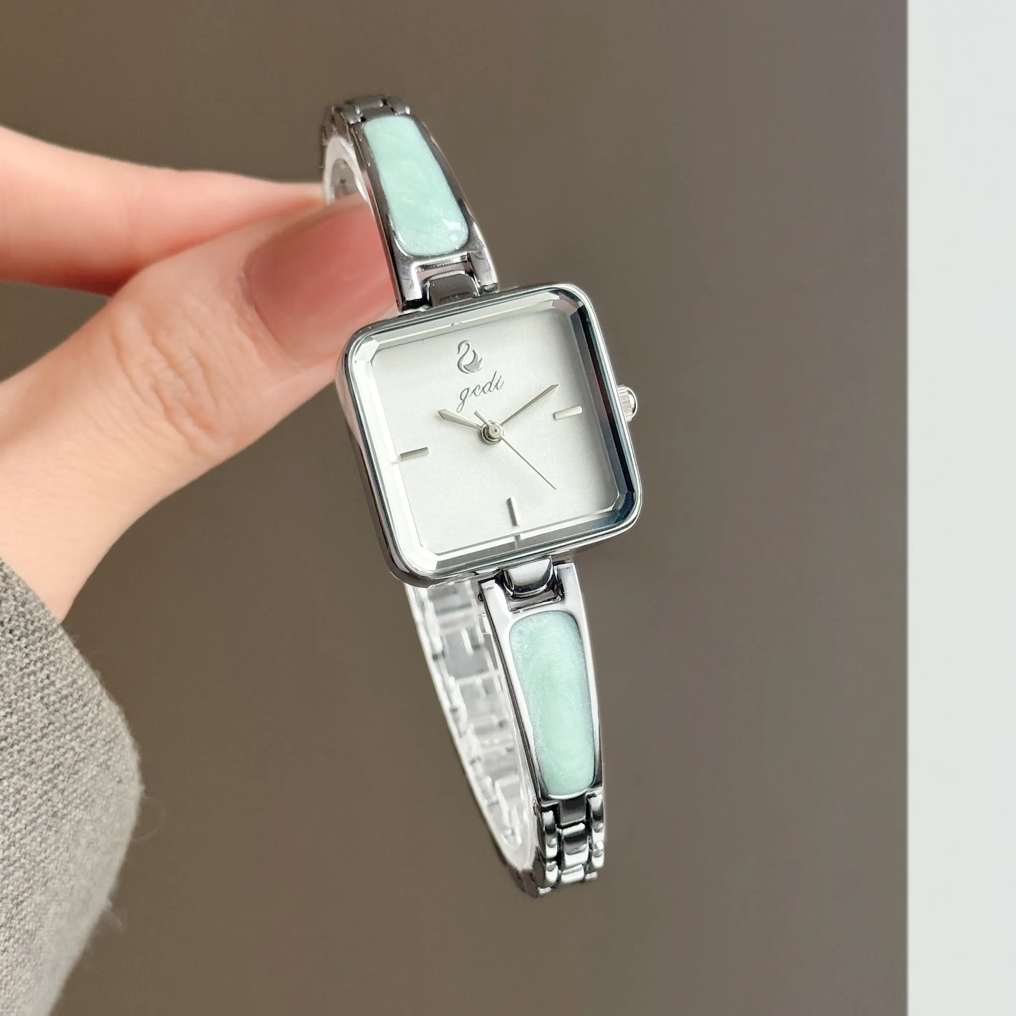 GEDI Watches for Woman Minimalist Square Swan Embossed Dial Silver Quartz Women Watch Elegant Wristwatch Ladies Bracelet