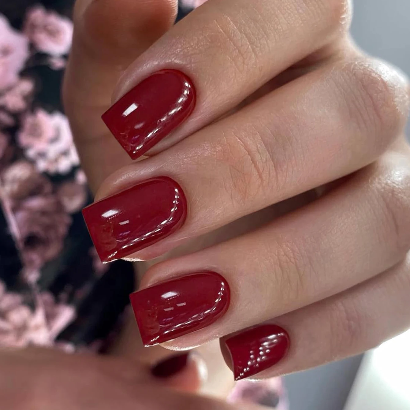 24PCS Short Press On Nails Square Red High Saturation Glisten Press On Nails Full Cover Fake Nail Set Nails Charms