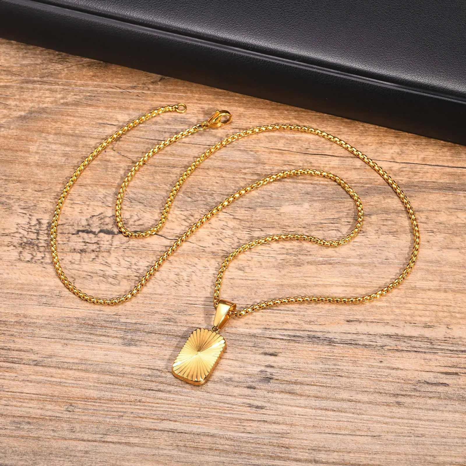 Hip-Hop Goldfarbene Edelstahl-Halskette Retro Herren Strukturierte Kleine Quadratische Platte Anhänger Halskette Mode-Schmuck Casual Accessoire – Detail 5
