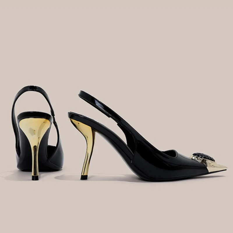 حذاء نسائي فاخر مزين بكعب عالي موضة 2026 حذاء معدني بمقدمة مدببة صنادل بكعب من الجلد اللامع Sandalias De Mujer