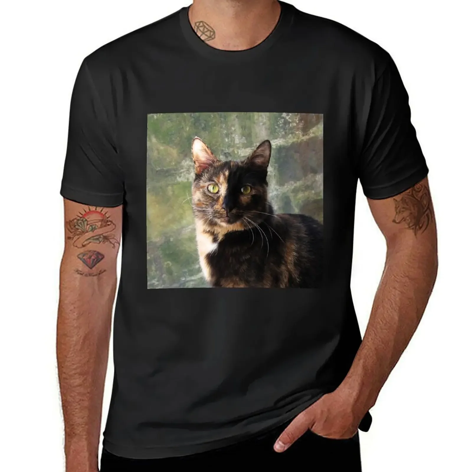 Tortoiseshell cat looking at camera T-Shirt customizeds Short sleeve tee men t shirts