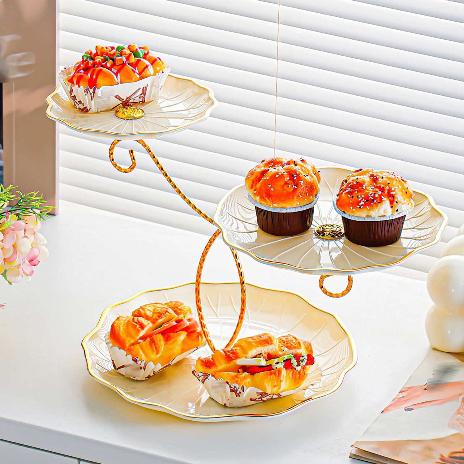 

Легкая роскошная 3-х уровневая тарелка с фруктами в европейском стиле: популярное домашнее использование для конфет, десертов, журнальных столиков/гостиных