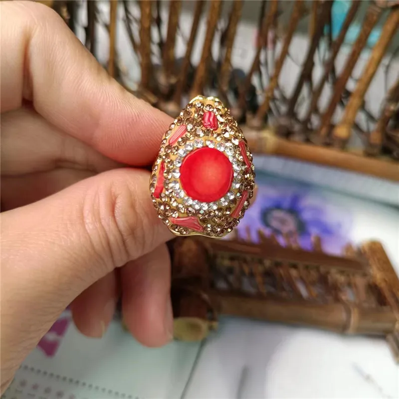 European and American Fashion Coral Women's Ring Personalized Elegant and Simple Ladies Banquet Party Exquisite Jewelry