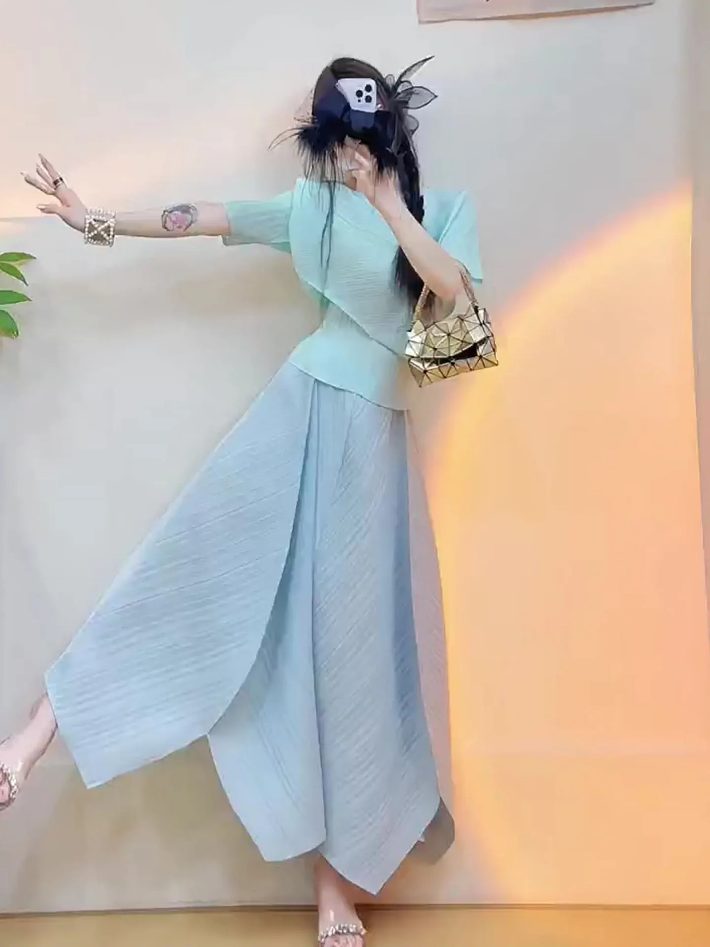 

Минималистичный летний комплект Sanza Art Creation: однотонный синий топ с коротким рукавом и плиссированная юбка с завышенной талией