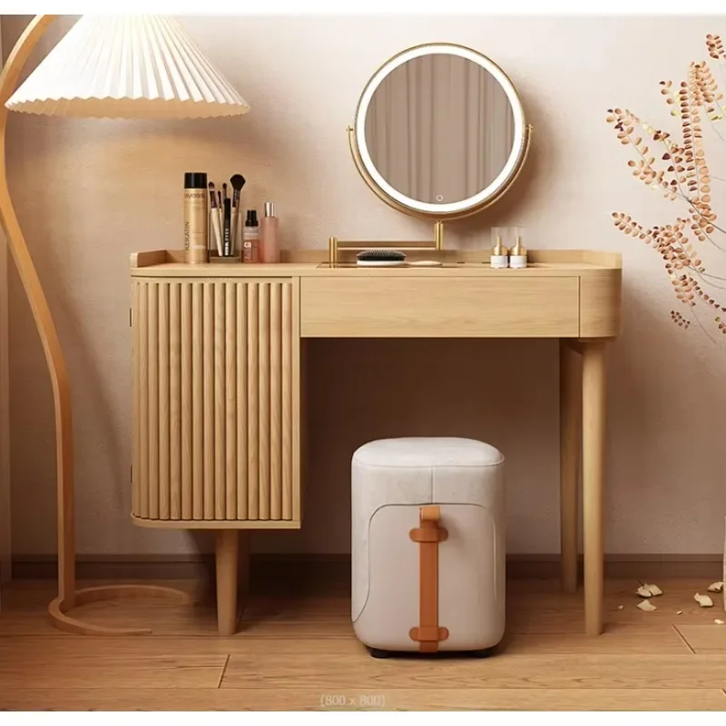 

Роскошный туалетный столик из массива ясеня с зеркалом для спальни, а также стулья для гостиничной спальни.