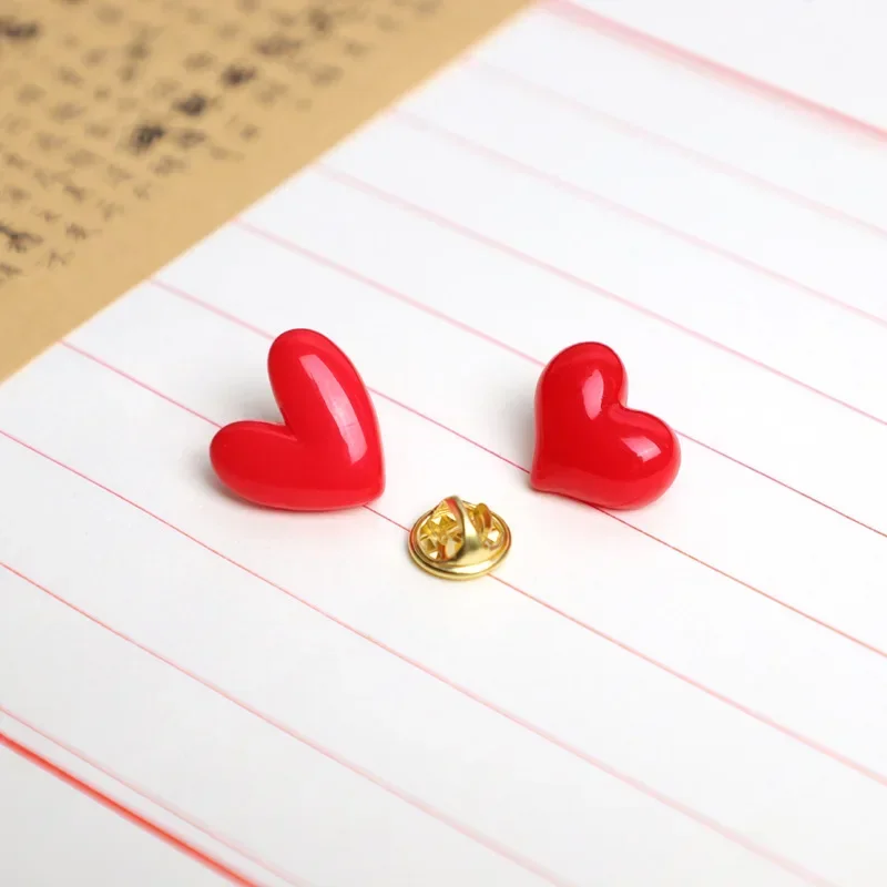 Cute Red Heart Brooches Romantic Love Heart Resin Pins Mini Decorative Pins Lovers\' Gift Clothes/Bag Accessories