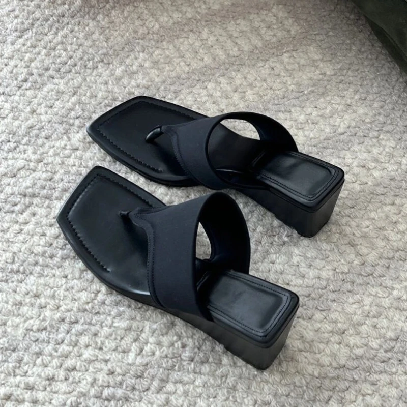 

Шлепанцы на танкетке и высоком каблуке. Женские летние полукрутые тапочки со средним носком и толстой подошвой.