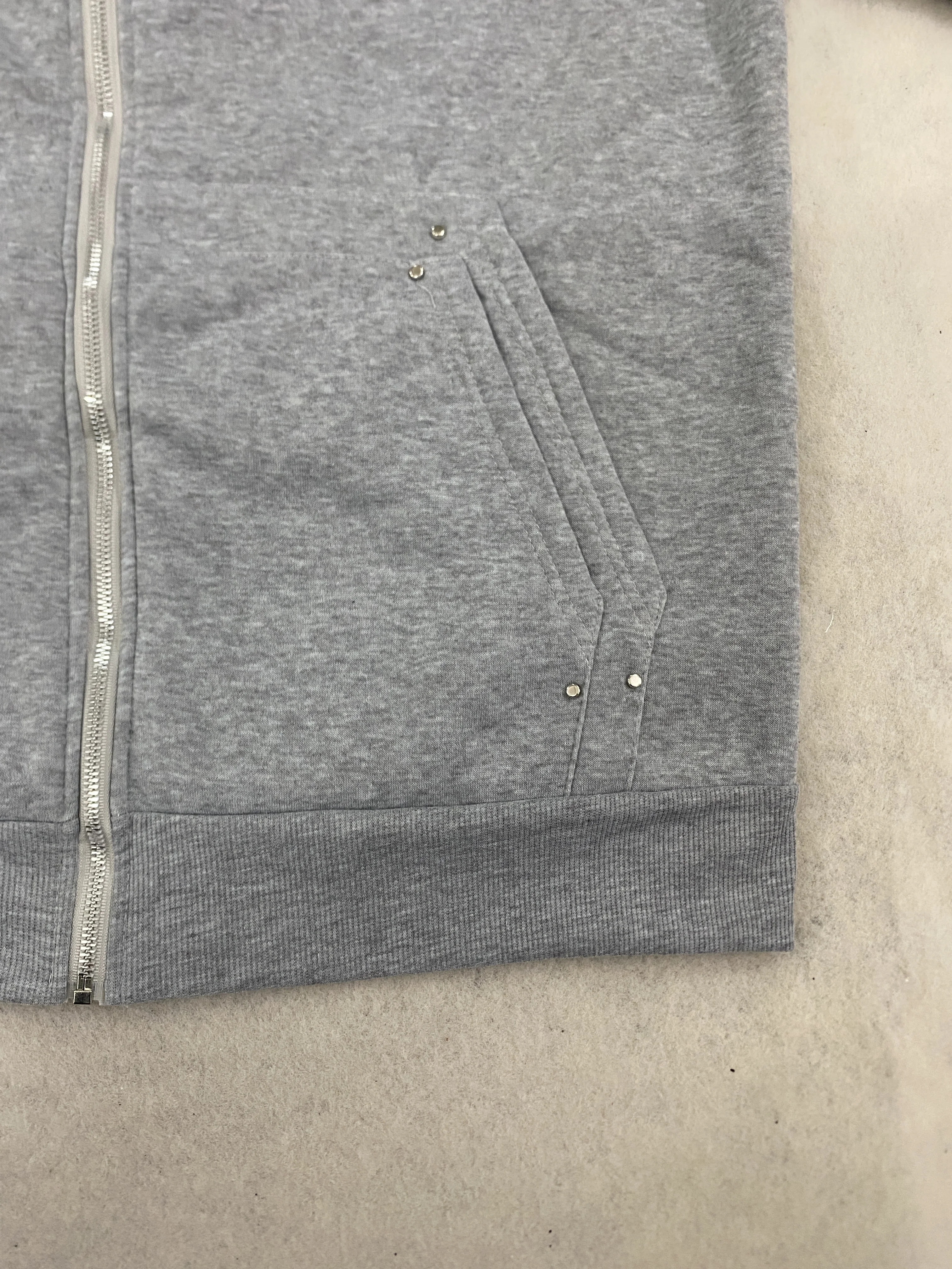 Übergroßer Harajuku-Hoodie in Grau, Vintage-Mode, mit Reißverschluss, europäischer und amerikanischer Herbst-/Winter-High-Street-Stil, vielseitiges Sweatshirt, Emo-Look. – Detail 4