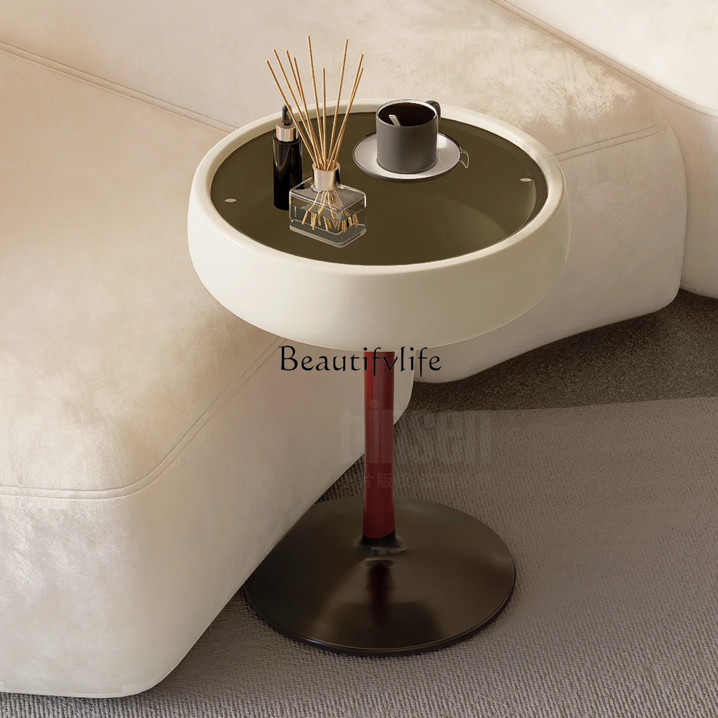 소파 옆 원형 수납 테이블 이미지