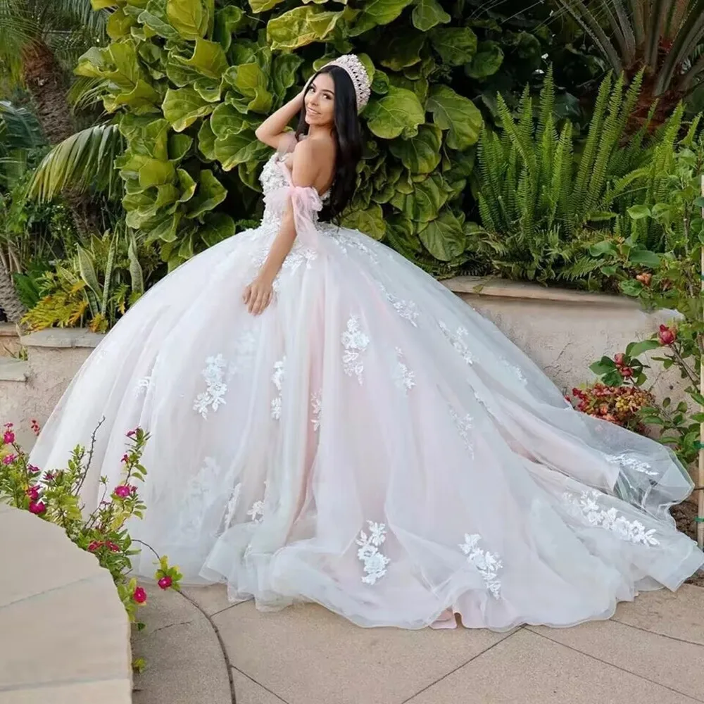 

2022 Luxury Ball Gown Quinceanrea Dresses Long Train Sweet 15 16 Birthday Party Formal Wear Off Shoulder Lace Flower Pageant