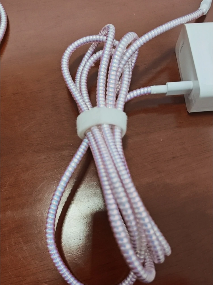 

Кабельные намотки длиной 1,4 м. Кабельные стяжки и защитные приспособления для зарядного кабеля для всех мобильных телефонов. Идеально подходит для организации кабелей.