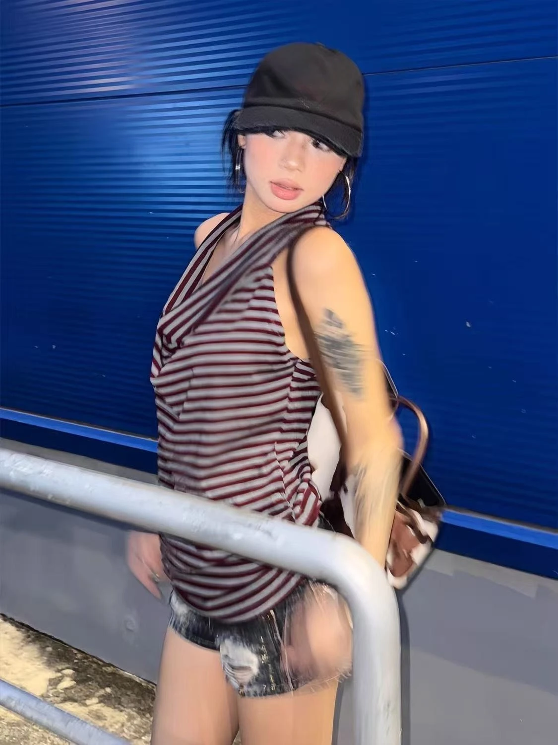 เสื้อวินเทจญี่ปุ่นแขนกุดสำหรับผู้หญิง สไตล์ Y2K เสื้อยืดเข้ารูปสำหรับใส่ไปทะเล เสื้อยืดวินเทจ เสื้อคลุมสไตล์เรโทรสำหรับงานปาร์ตี้ แฟชั่นเกาหลีสำหรับฤดูร้อน