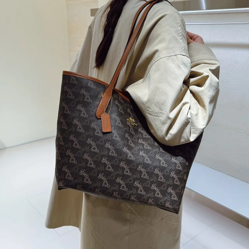 

Luxury Women's Shoulder Bag Made Of Leaf-Patterned Leather Boasting Paris Vintage Look​