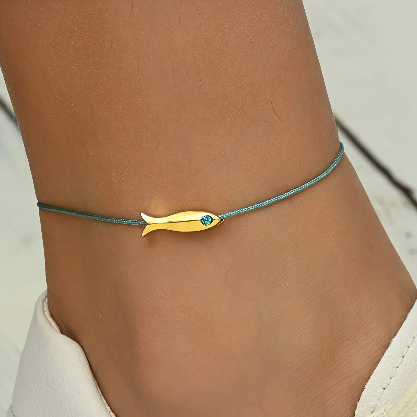 Tornozeleiras fofas de peixe azul, mulheres, meninas, estilo boêmio, cor dourada, animal, artesanal, corda vermelha, corrente de pé ajustável, acessórios de joias