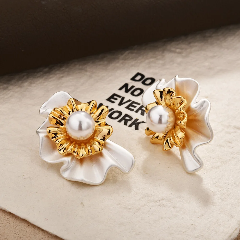 Niche design fashionable contrasting colors flower pearl stud earrings high sense INS style elegant temperament literary style e