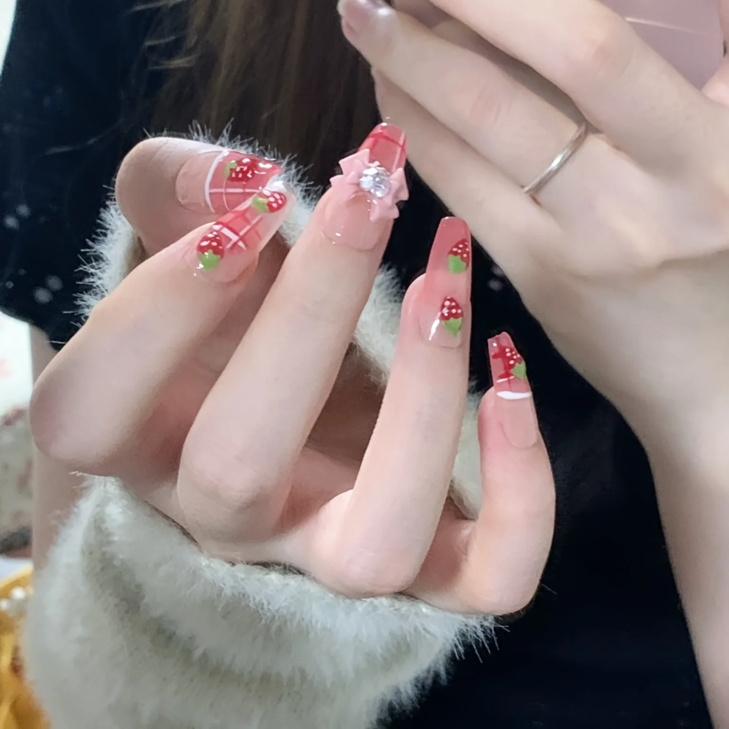 Conjunto de unhas prensadas artesanais de 10 peças com design de morango 3D e detalhes em arco, formato quadrado, comprimento médio, pat de frutas vermelhas brilhantes