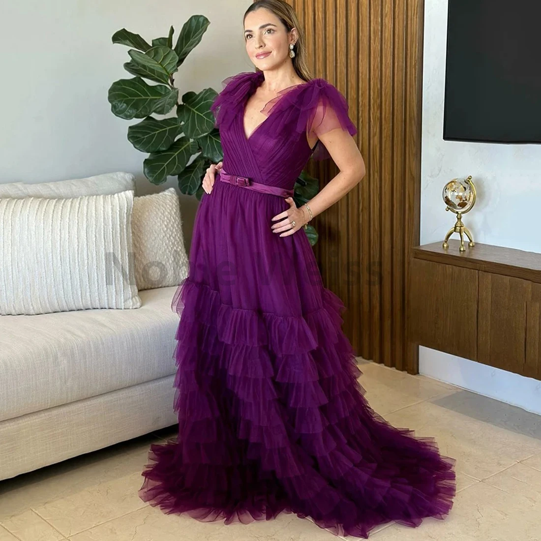 فستان سهرة من التول برقبة على شكل حرف V مع حزام على شكل حرف A وطيات لحفلات الزفاف حسب الطلب