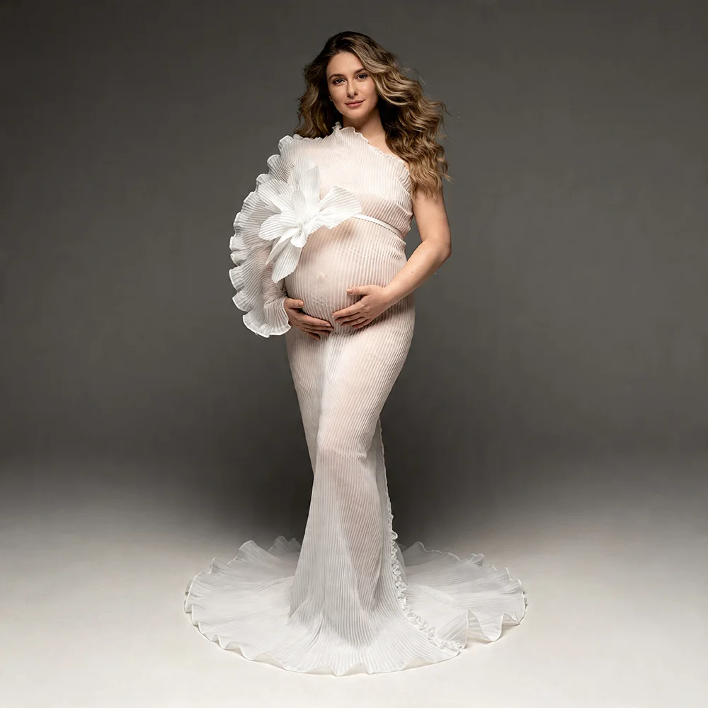 

Платья для фотосессии для беременных: белое платье на одно плечо из плиссированной прозрачной ткани с 3D цветочной аппликацией для фотосессии и вечеринки в честь рождения ребенка YW6417D