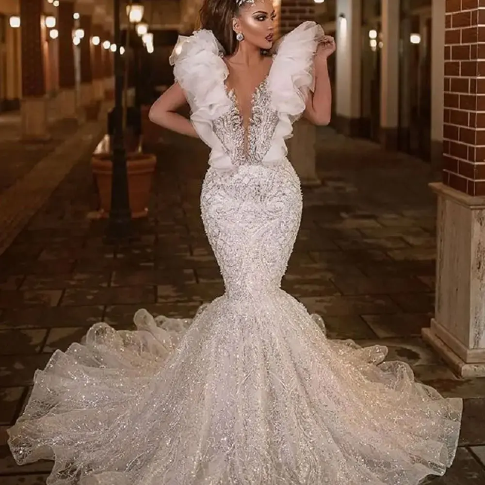 Vestido de novia blanco de sirena con cuello en V profundo para mujer, Sexy, bohemio, Espalda descubierta, cuentas de cristal, encaje con volantes, sin mangas, 2024