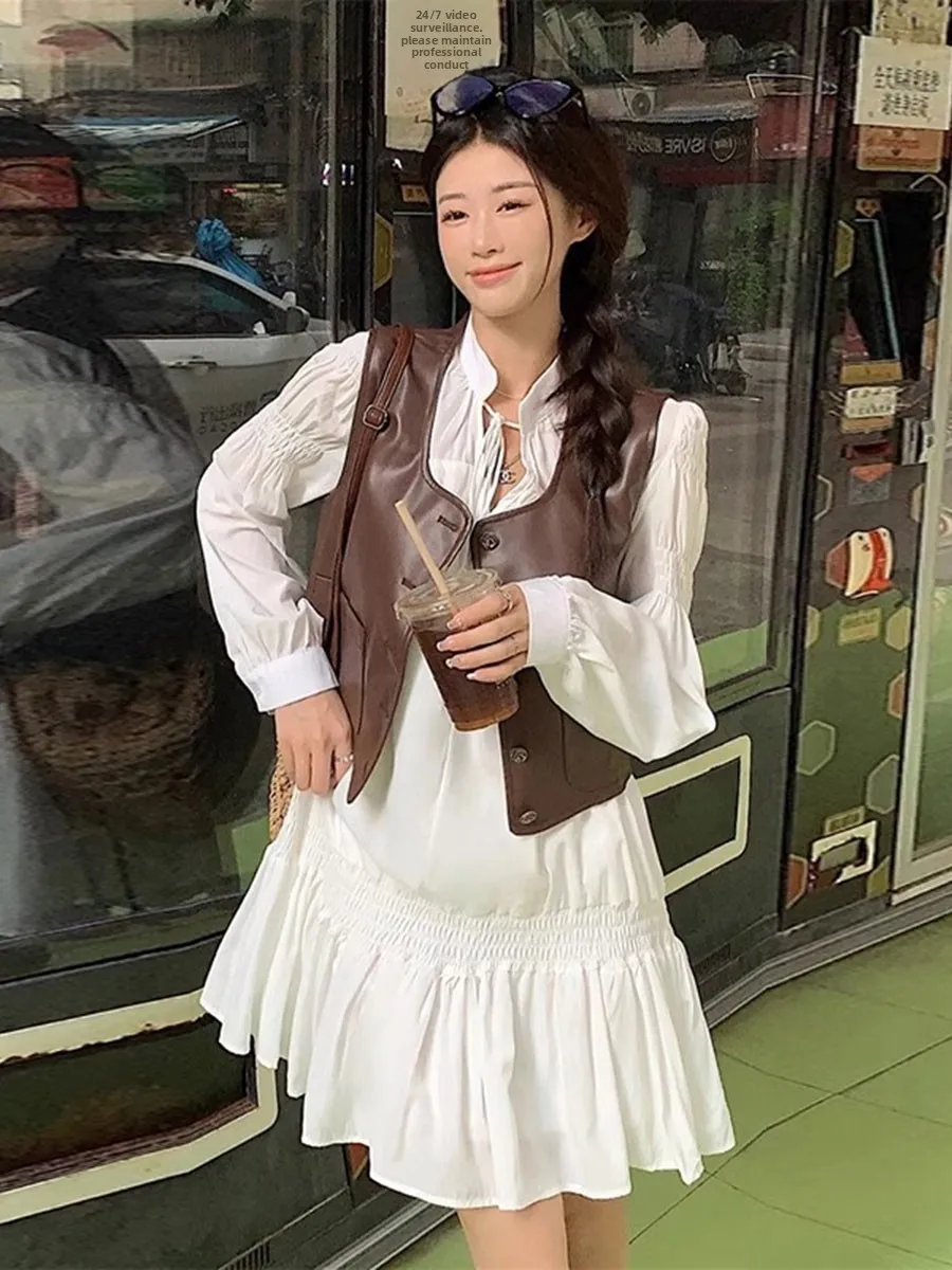 เสื้อกั๊กหนัง PU สไตล์อเมริกันสำหรับผู้หญิง รุ่นใหม่ปี 2025 แฟชั่นเสื้อคลุมตัวนอก กระโปรงซ้อน ทรงเข้ารูป ตกแต่งกระดุม สำหรับฤดูใบไม้ร่วง