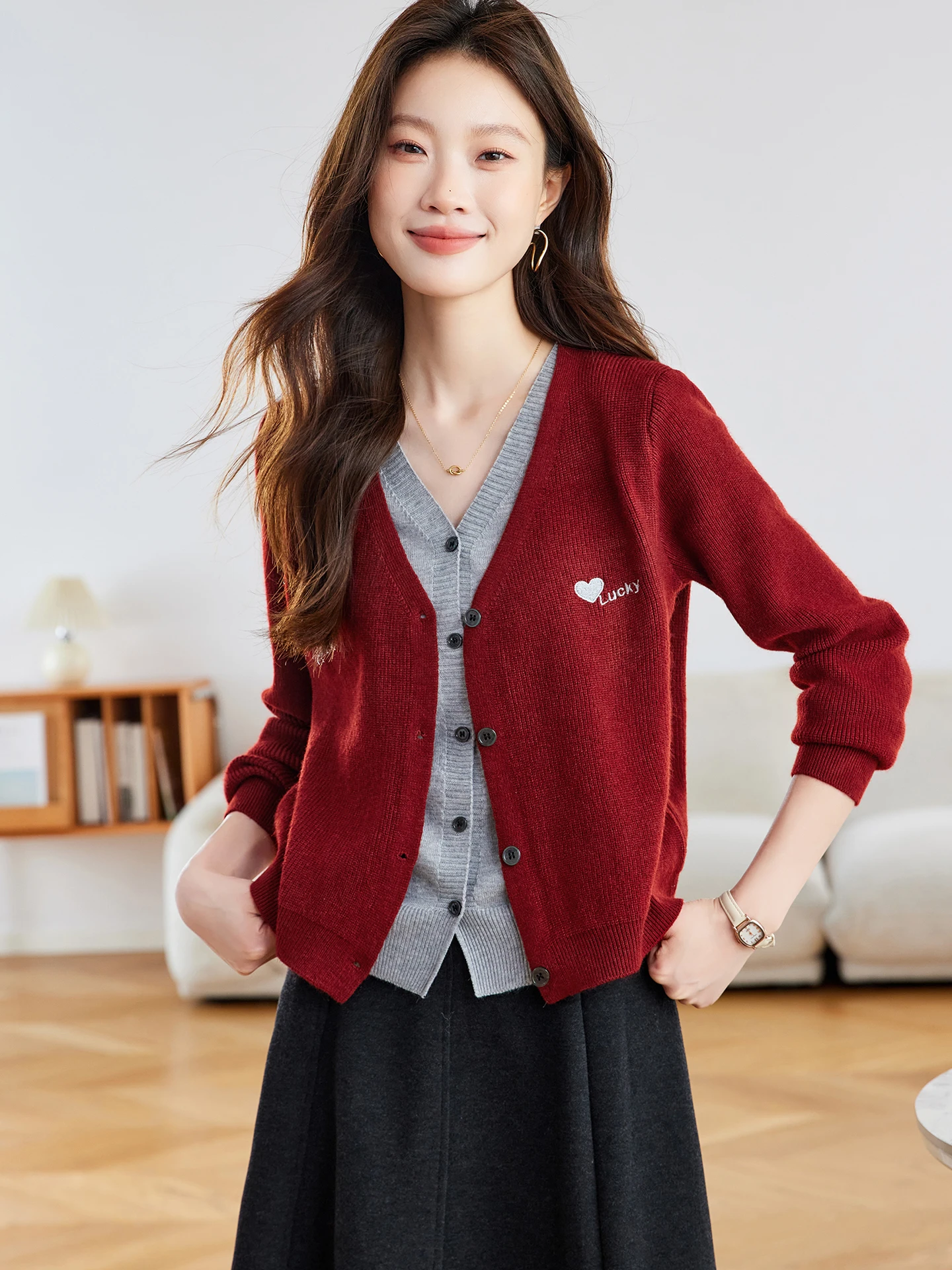 

Korean Sle ort Knitted Cardigan Women's Outerwear Fake Two-Piece Embroidered Heart Design Soft Long Sve V-Ne Sweater