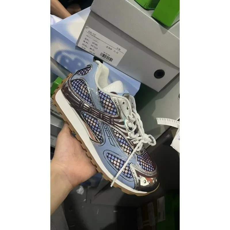 Modellen van trendy hardloopschoenen, comfortabele en lichte sportschoenen voor heren en dames