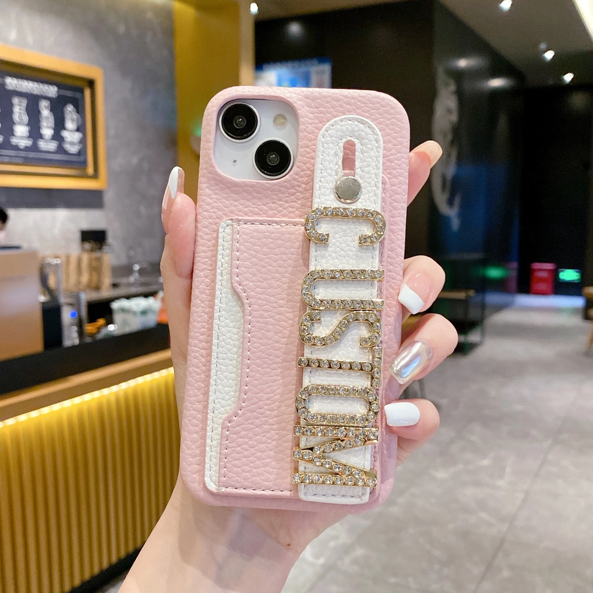 

Кожаный чехол для телефона с персонализированным буквенным именем для iPhone 16, 14, 13, 12, 11 Pro Max 16 Plus, индивидуальный браслет, держатель для карт