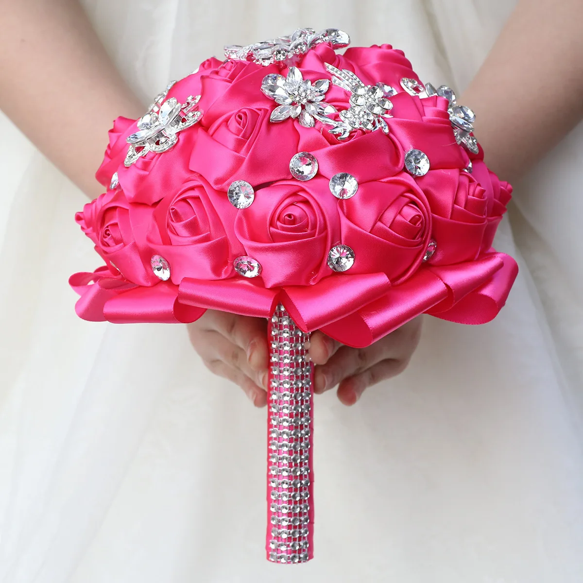 

Жесткий розовый свадебный букет подружки невесты с цветами в руках