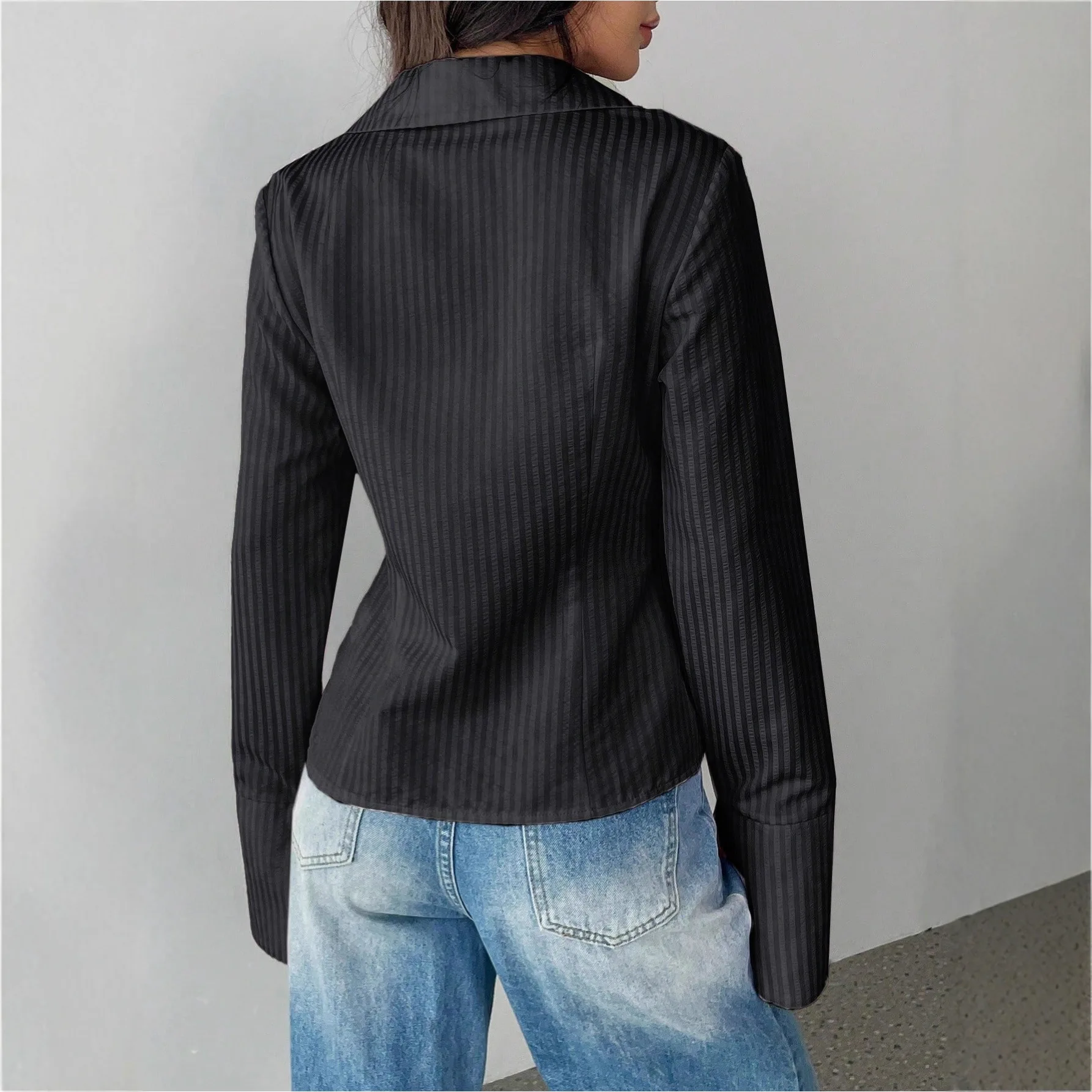 قميص نسائي مثير بخطوط بلون واحد وياقة مقلوبة وأكمام طويلة تصميم تونك بلوزات نسائية عتيقة لربيع 2025 بلوزات