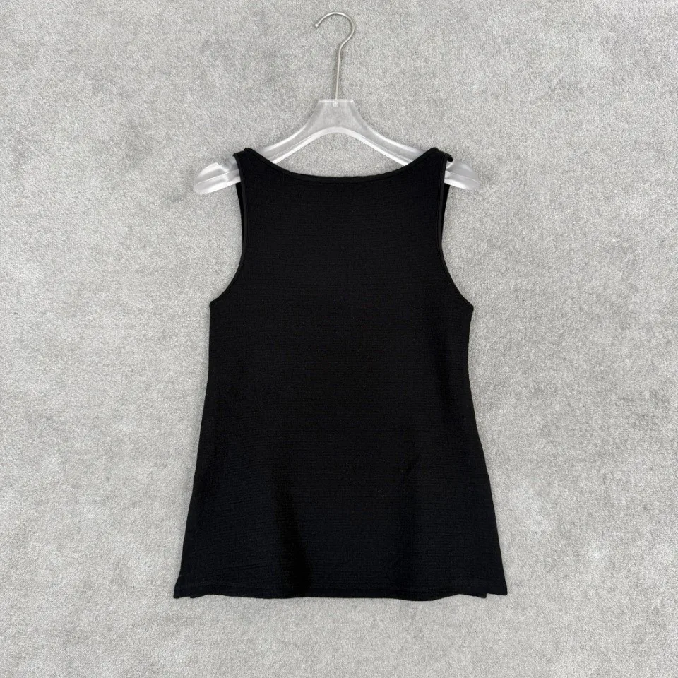 2026 Textured Scoop Neck Sleeveless Tank Top – Slim Fit Ribbed Knit Camisole with Curved Hem in Black & White