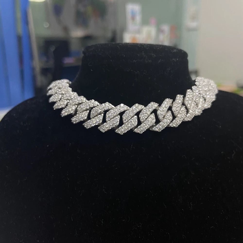 

Женское колье из серебра пробы с кубинским кольцом