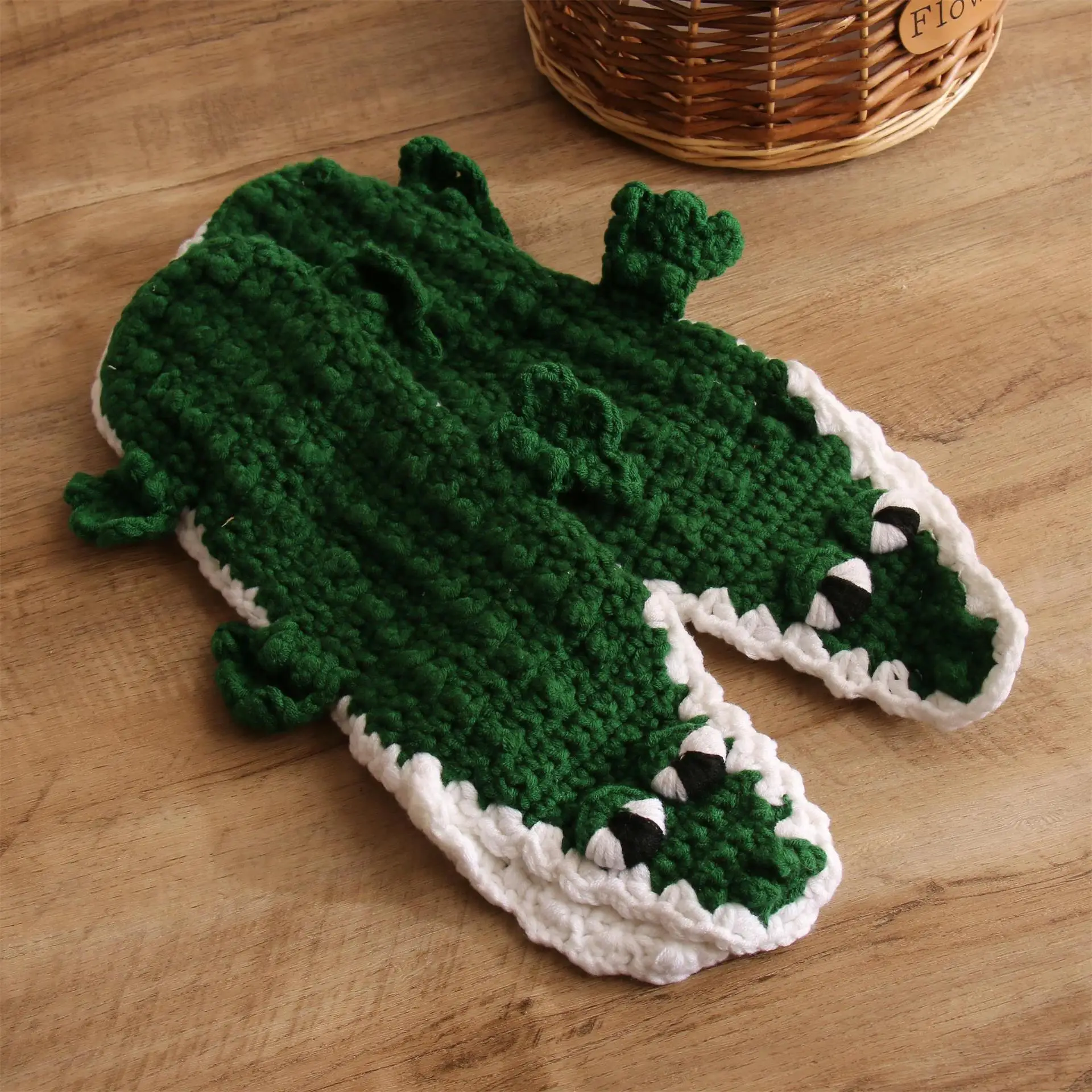 1 Pairs Cartoon men\'s and women\'s cute animal green crocodile socks funny unisex crocodile knit sock croc socks