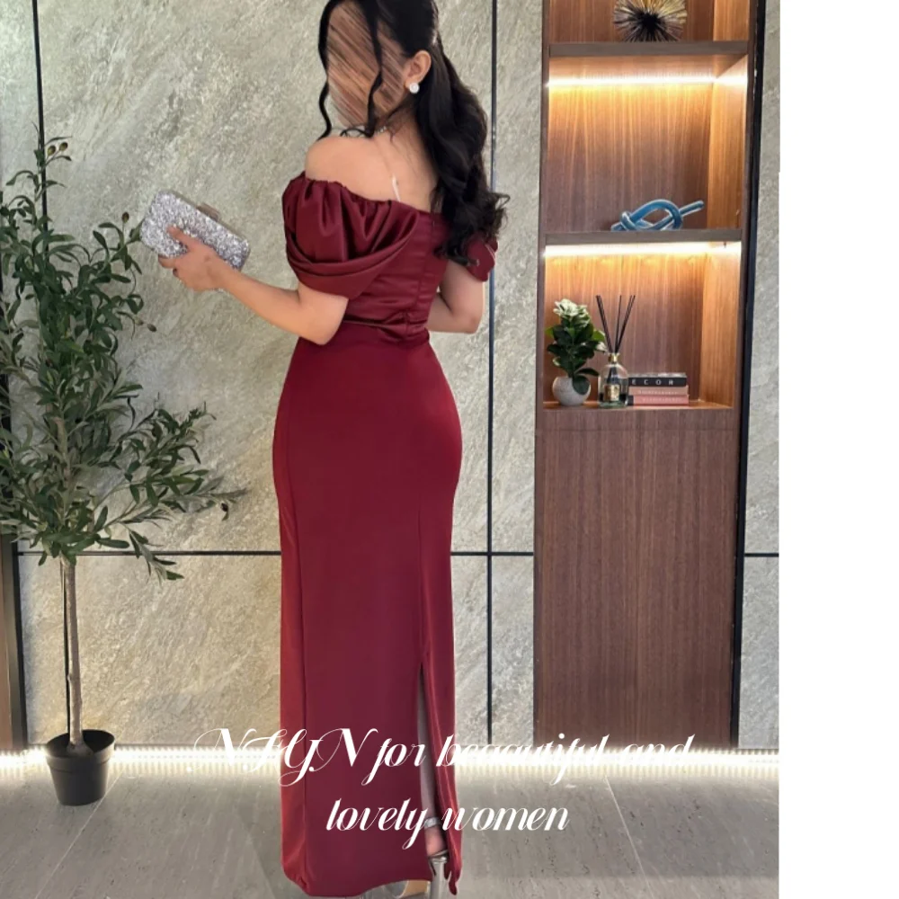 NFYN バーガンディ エレガント プロムドレス オフショルダー バックレス パーティードレス サテン マーメイドイブニングドレス バックスプリット付き カスタマイズ
