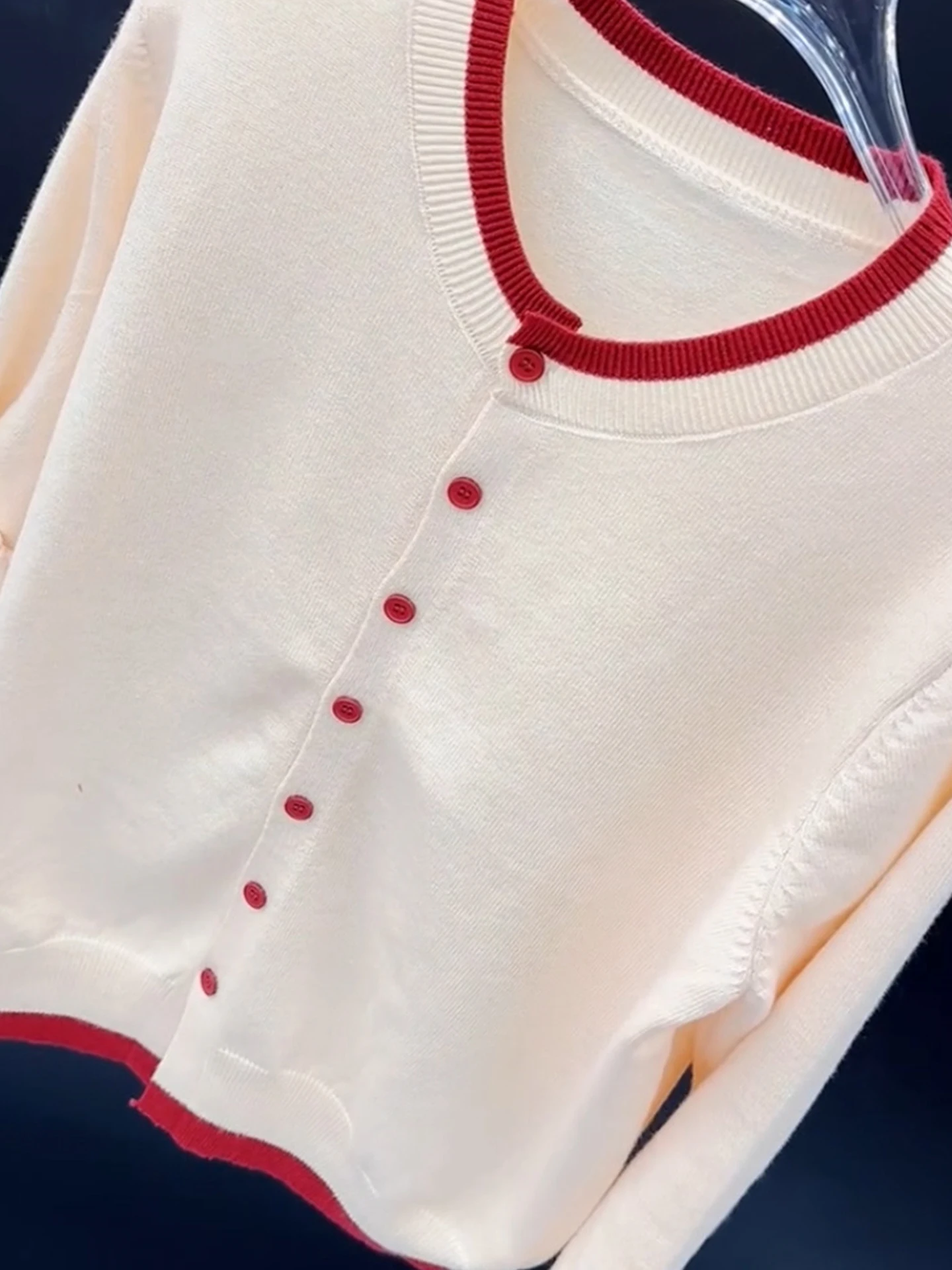 エレ・カメール ニットセーター ロング丈 スタイリッシュで快適な冬用トップス 若々しい印象の上品で優しいスタイル