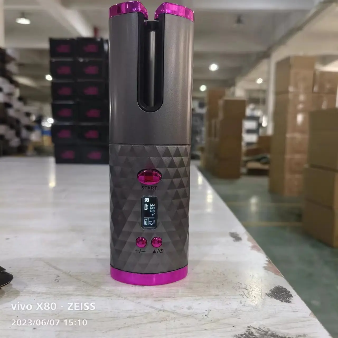 A USB Automatic Curler Used As A Power Bank, with Fast Heating and Bi-directional Rotation to Control Temperature, Convenient Fo