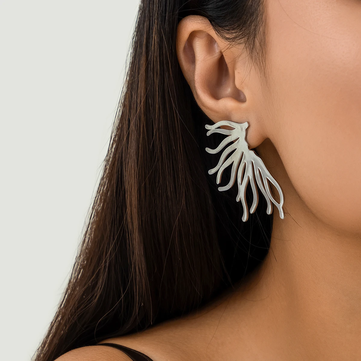 Designer Irregular Water Weed Stud Earrings for Women Trendy Elegant Ladies Accessories 2024 Fashion Jewelry Female Girls Gifts