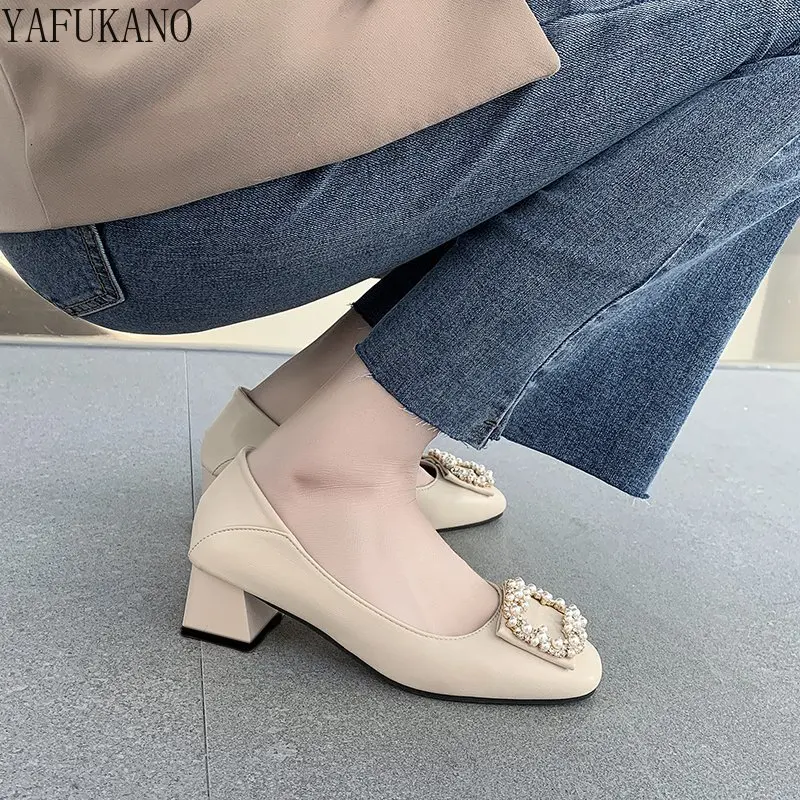 Sepatu tunggal hak tebal untuk wanita, sepatu pump kulit lembut nyaman, sepatu nenek, sepatu hak tebal, dekorasi gesper berlian imitasi mutiara mewah