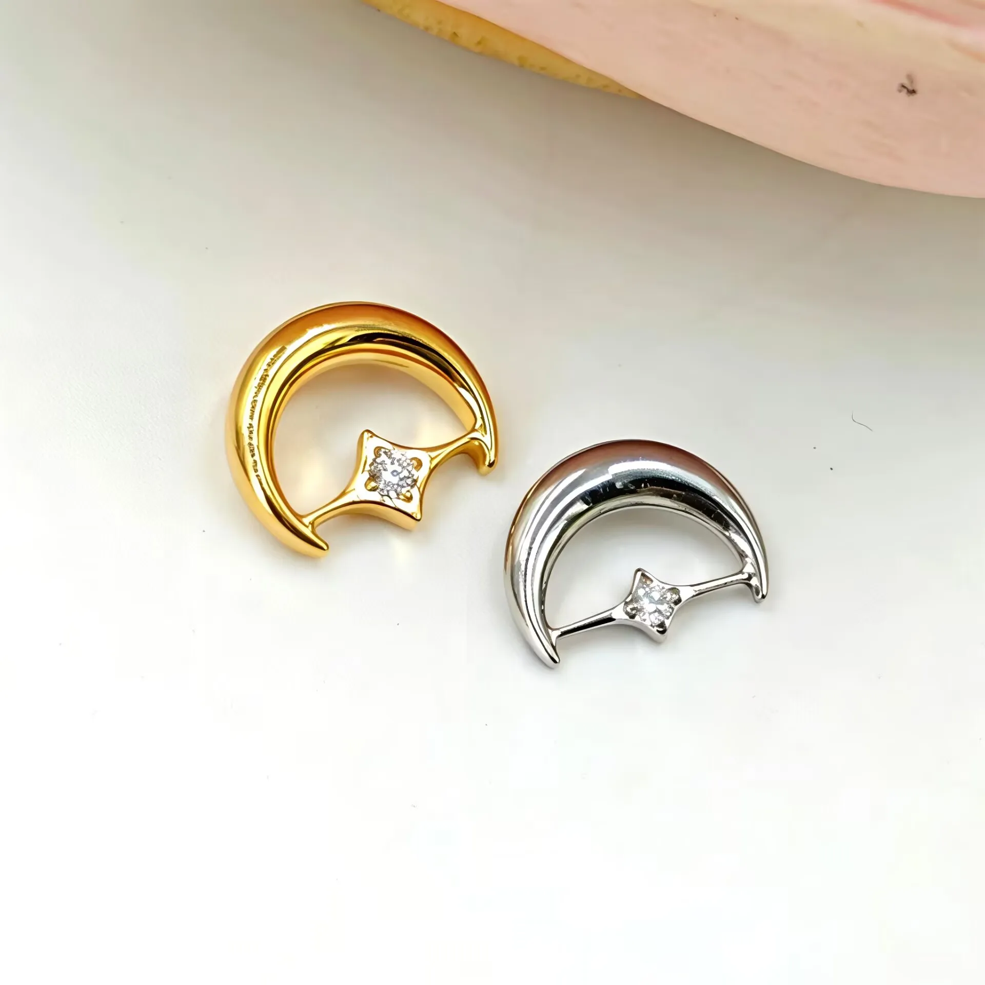 ASTM F136 Titanium Moon‑star design hinged clicker hoop, inlaid shiny CZ crystal. Suitable for septum, helix, daith, tragus car