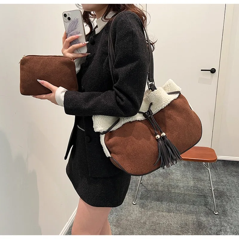 Tote New Winter Plush Large Capacity Fashion Casual Retro Commuter Underarm Bag Purses and Handbags for Women Sweet  All-match