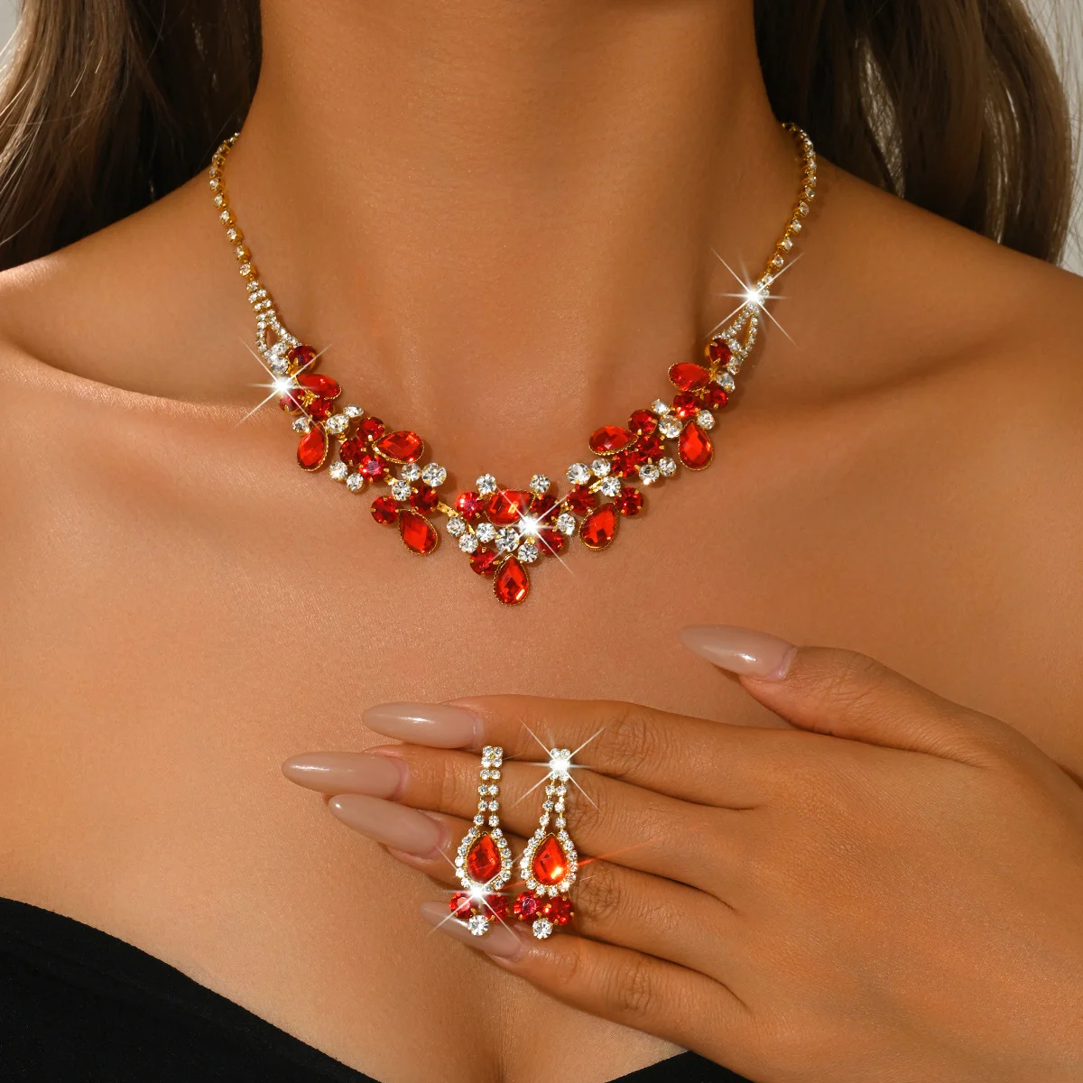 

New red crystal flower necklace and earrings set - bridal outfit. Fashionable and sweet. High-end banquet jewelry for women.