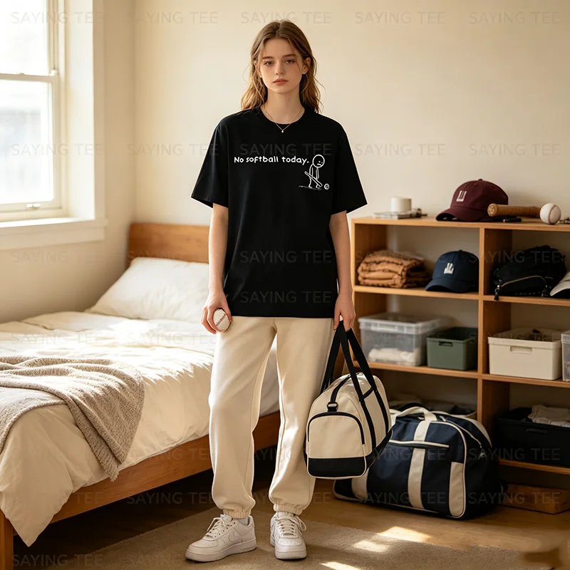 Lustiges „No Softball Today“-Humor-T-Shirt für sarkastische Meme-Sportliebhaber – Y2K-Zeichnung, Comic, verspielte Stickman-Grafik mit Spruch – T-Shirt-Kleidung – Detail 5