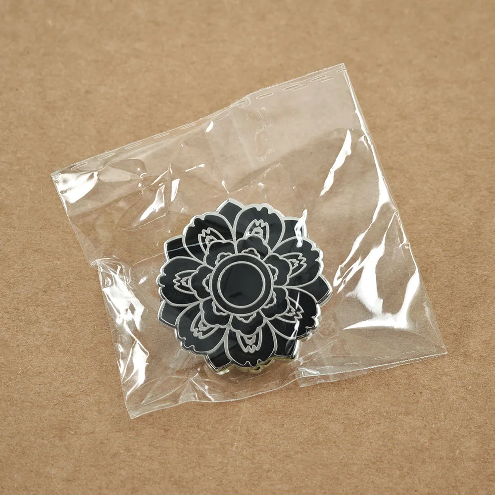 Gotische Schwarze Lotus-Emaille-Pin, Mandala-Blumen-Broschen, Geometrische Florale Anstecknadeln, Hexenästhetik-Schmuck, Geschenk für Rucksäcke – Detail 9